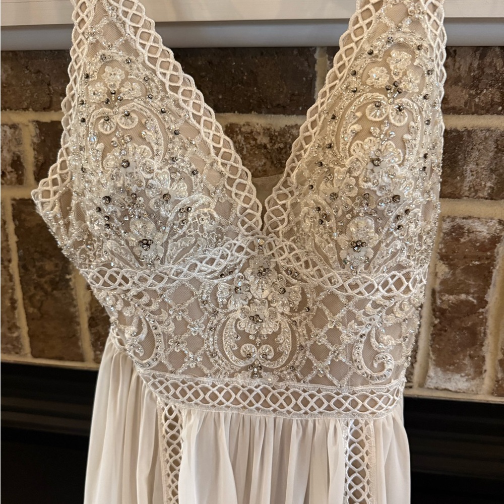 Allure Bridals Boho but Elegant ivory Lace Wedding Dress - Picture 2 of 4